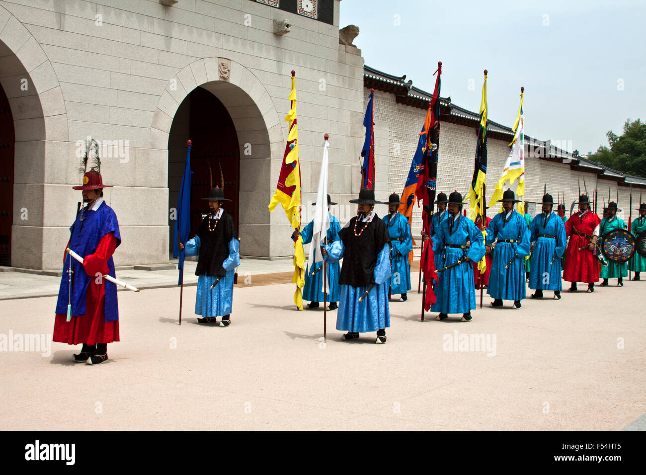 SEOUL, Corea del Sud - 17 Maggio 2015: le guardie armate in costume tradizionale a guardia della porta a Gyeongbokgung Palace un punto di riferimento turistico, in Foto Stock SEOUL, Corea del Sud - 17 Maggio 2015: le guardie armate in costume tradizionale a guardia della porta a Gyeongbokgung Palace un punto di riferimento turistico, in Foto Stock