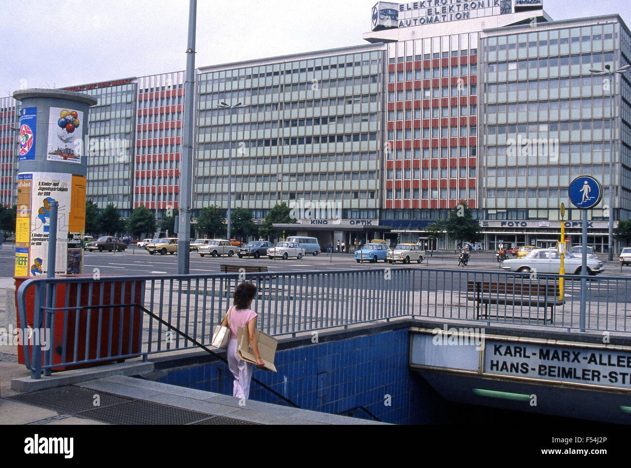 1985 Karl Marx Allee e a Berlino est nella DDR durante il periodo comunista Foto Stock