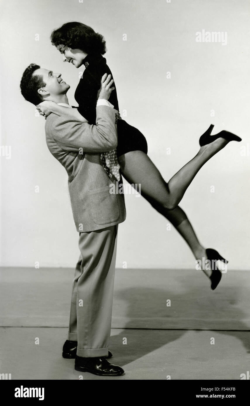 Gli attori Elizabeth Taylor e Larry parchi in una scena del film 'L'amore è meglio che mai" Foto Stock