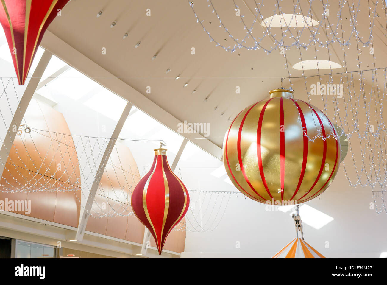 Bella e grande palla di oro e rosso della decorazione per il Natale Foto Stock