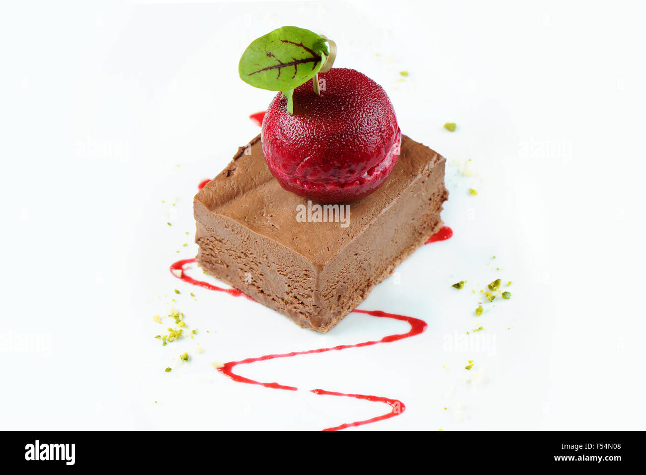 Gourmet mouse di cioccolato gelato dessert con una ciliegia scuro sorbetto. Foto Stock