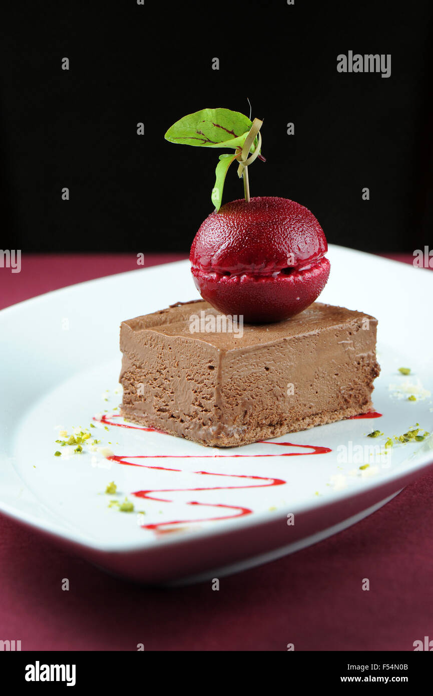 Gourmet mouse di cioccolato gelato dessert con una ciliegia scuro sorbetto. Foto Stock
