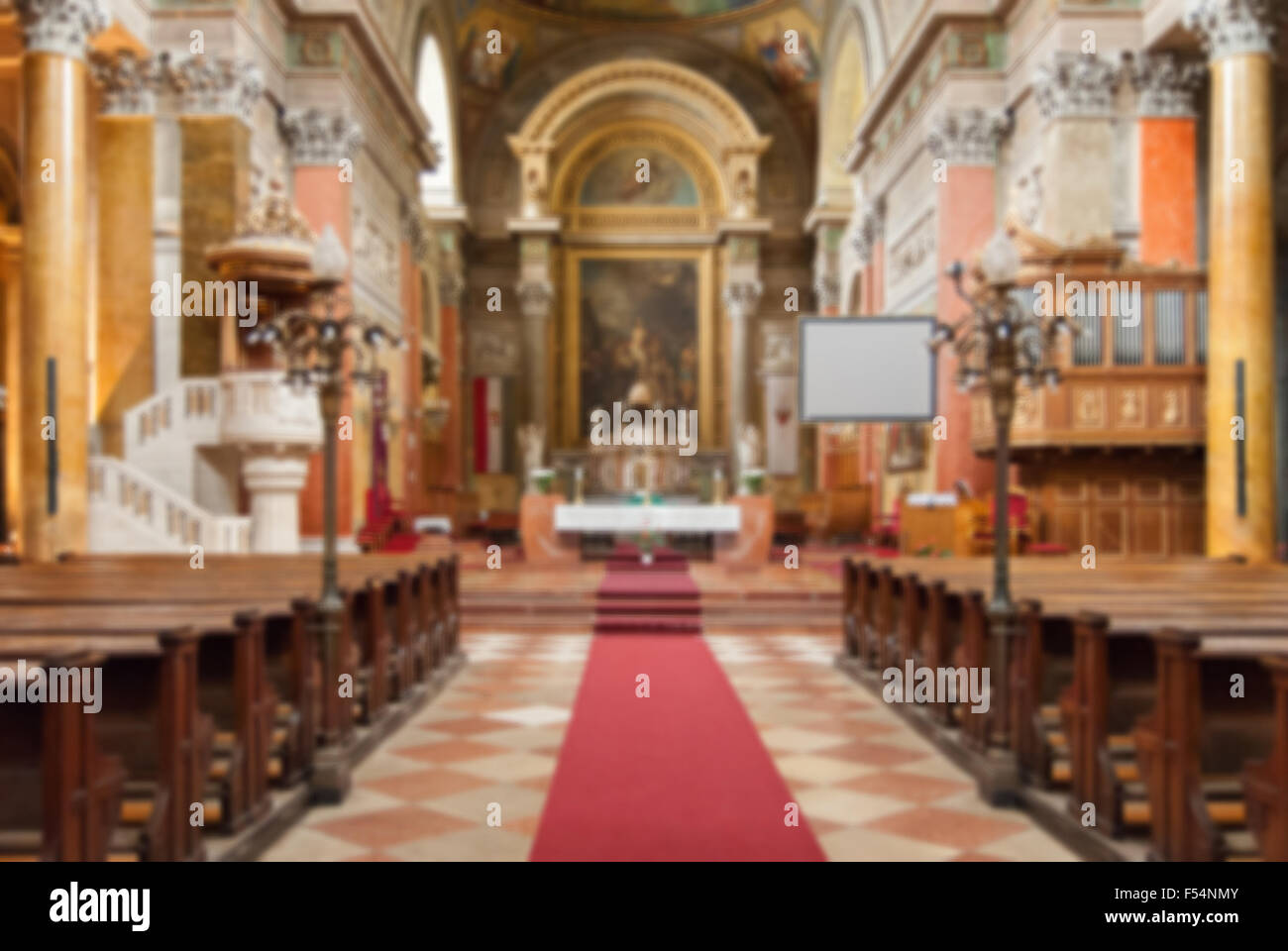 Interno della chiesa di sfocatura dello sfondo astratto Foto Stock