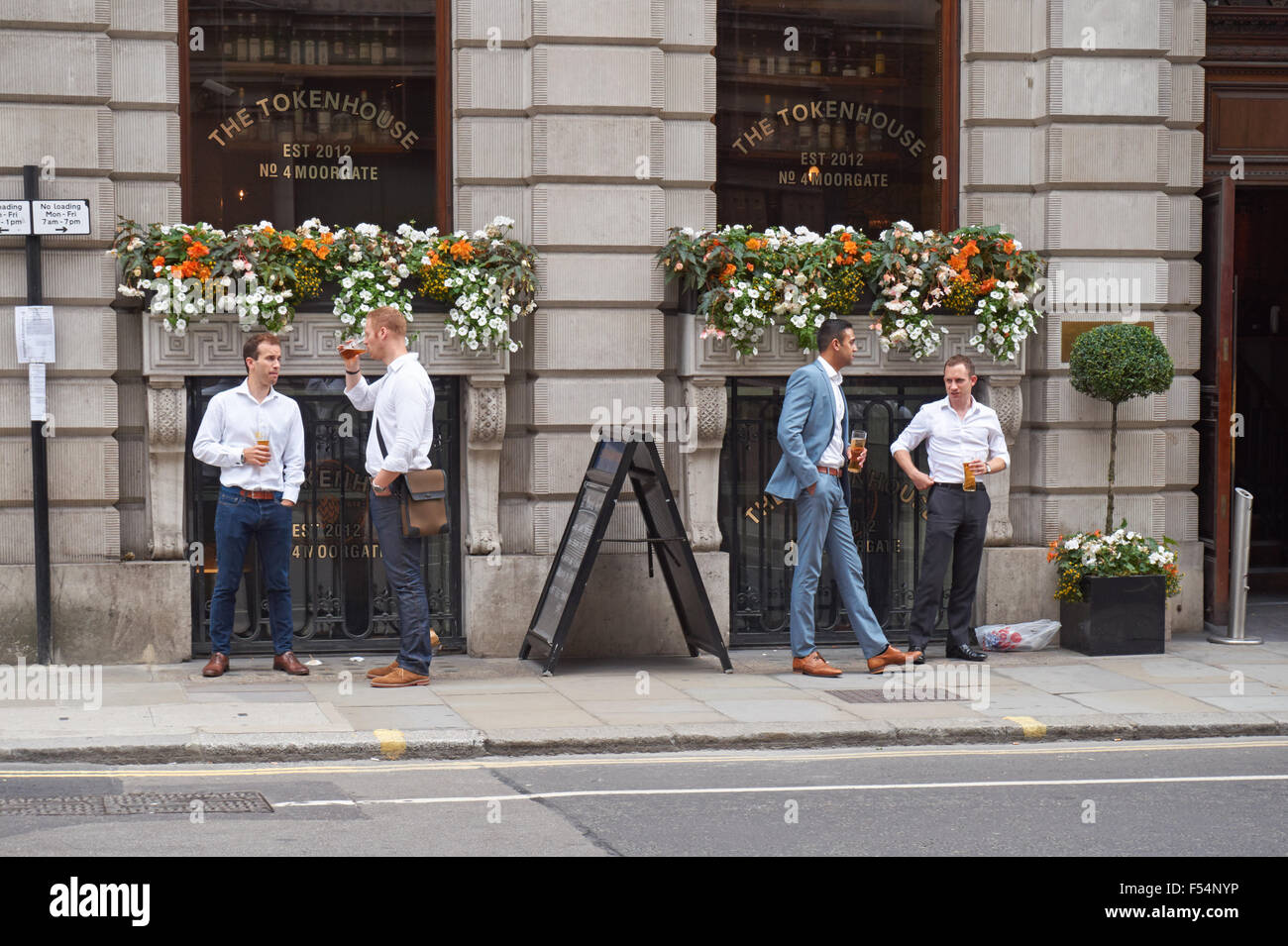 Lavoratori cittadini che bevono birra fuori pub a Londra Inghilterra United Regno Unito Foto Stock