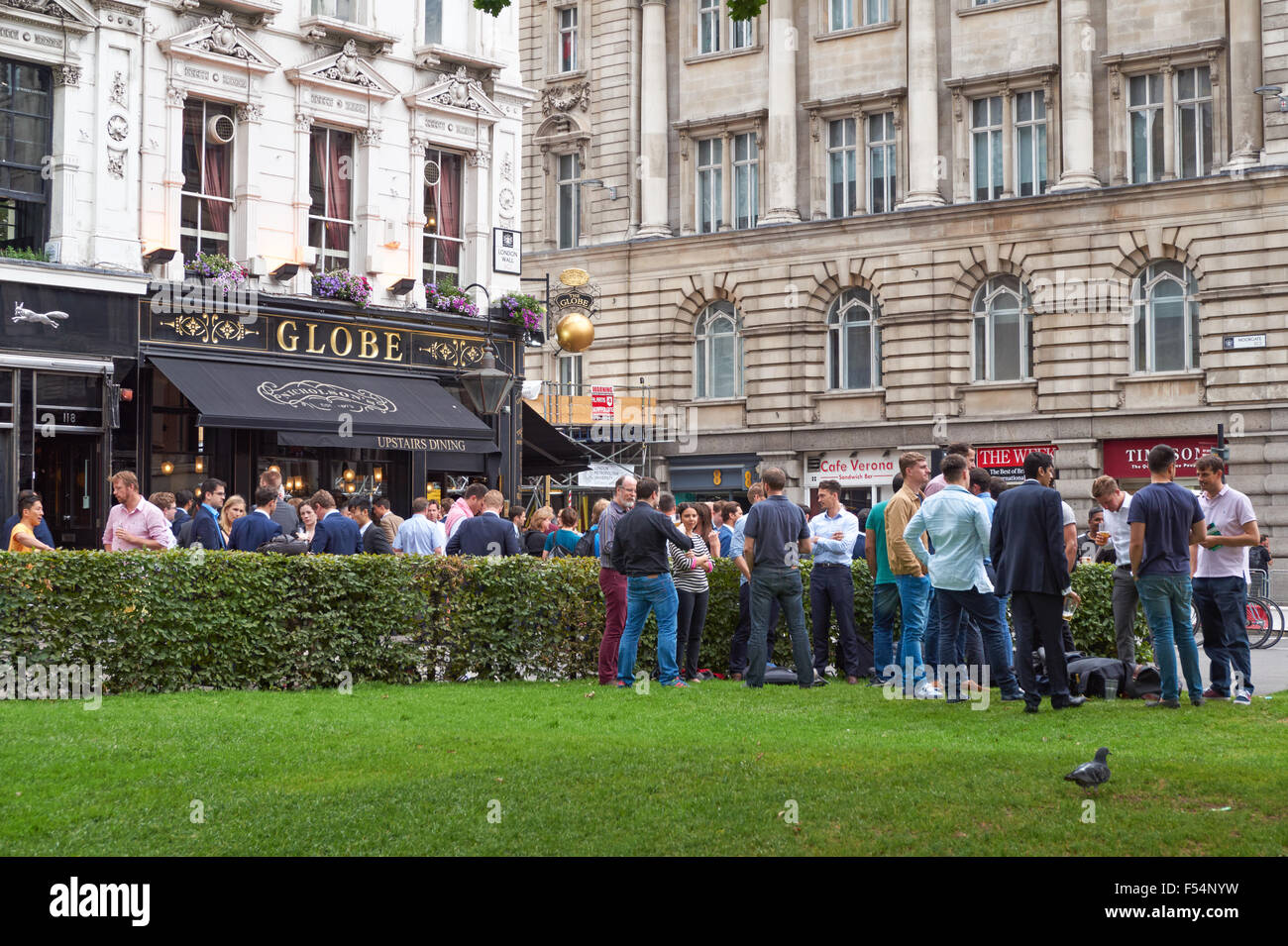 Persone di bere al di fuori del mondo pub di Londra England Regno Unito Regno Unito Foto Stock