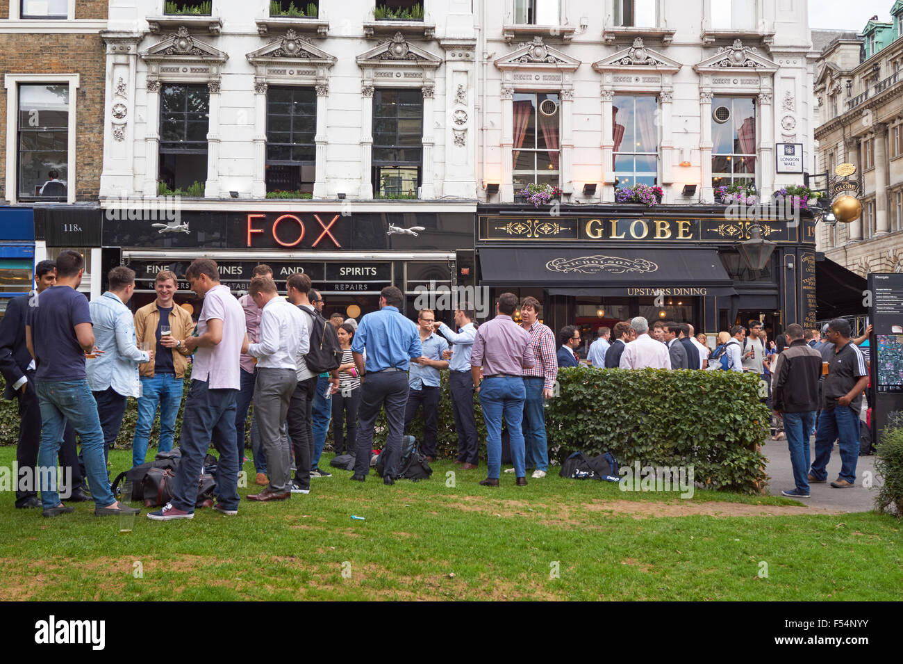 Persone di bere al di fuori del mondo pub di Londra England Regno Unito Regno Unito Foto Stock