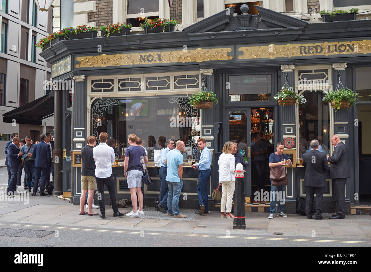 Persone di bere al di fuori del Red Lion pub di Londra England Regno Unito Regno Unito Foto Stock