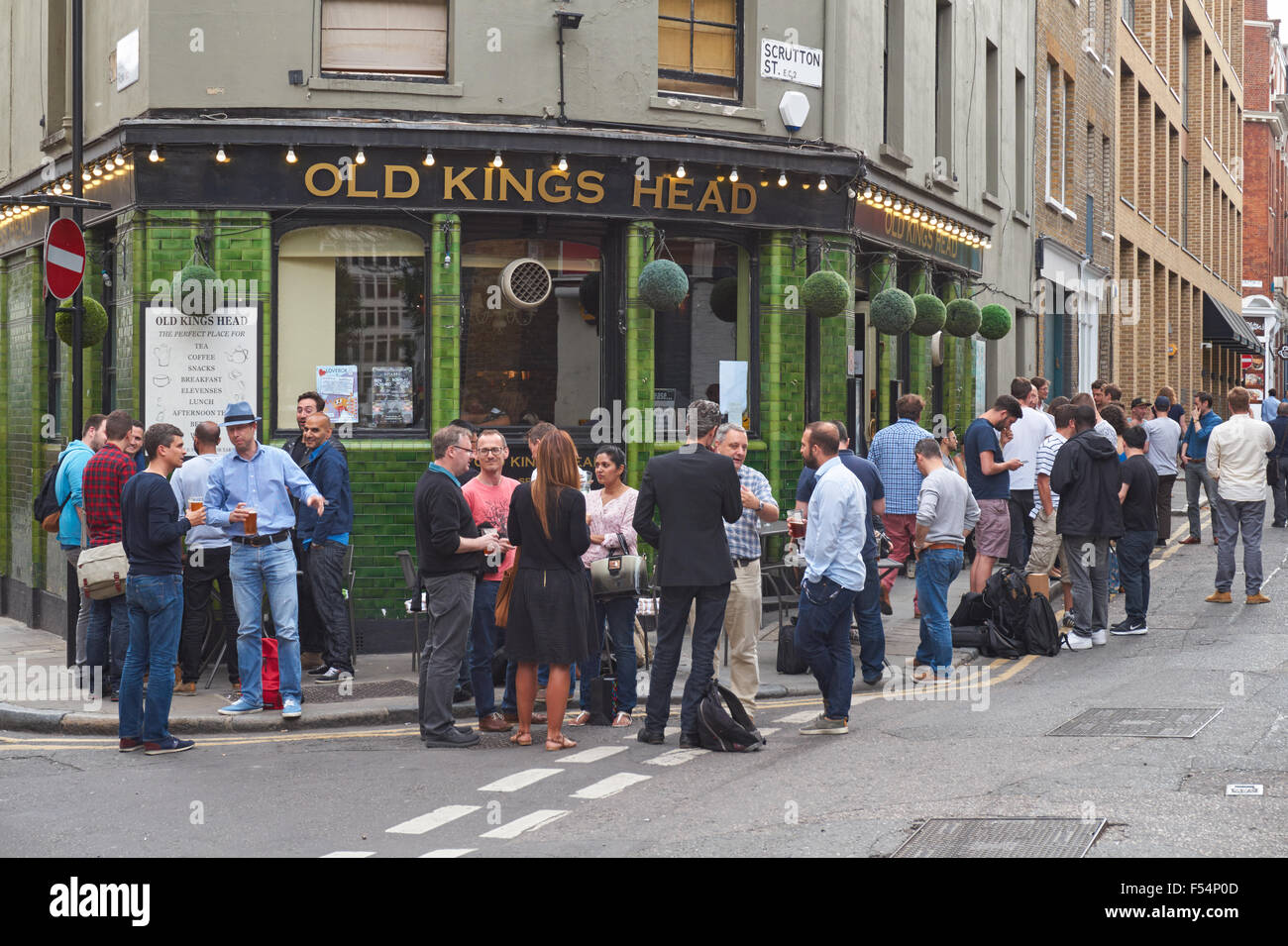 Persone di bere al di fuori del Vecchio kings Head Pub di Londra England Regno Unito Regno Unito Foto Stock