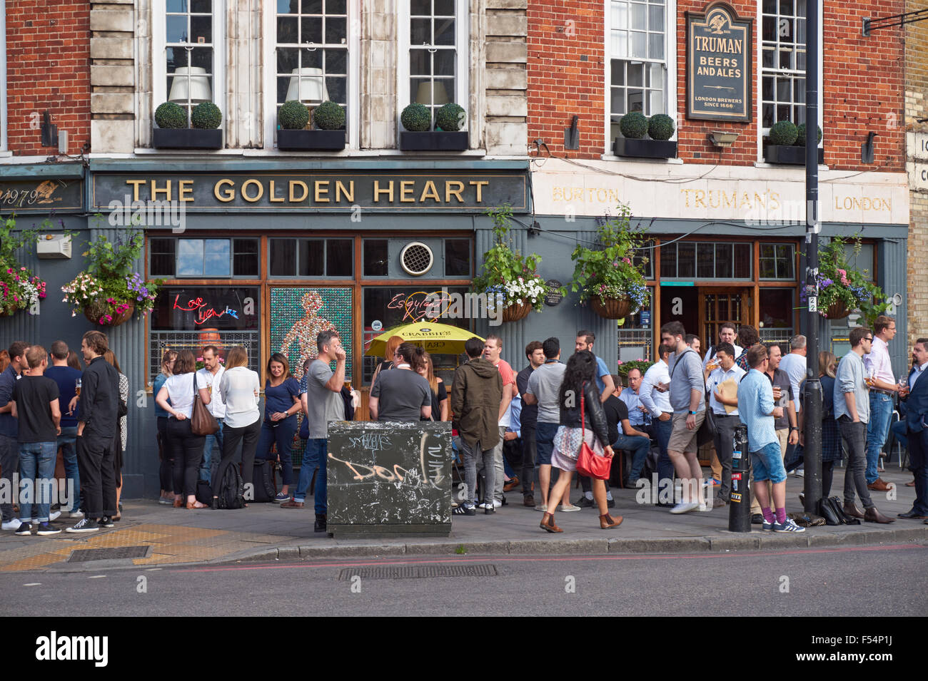 Persone bere fuori il cuore d'oro pub in Shoreditch, Londra England Regno Unito Regno Unito Foto Stock