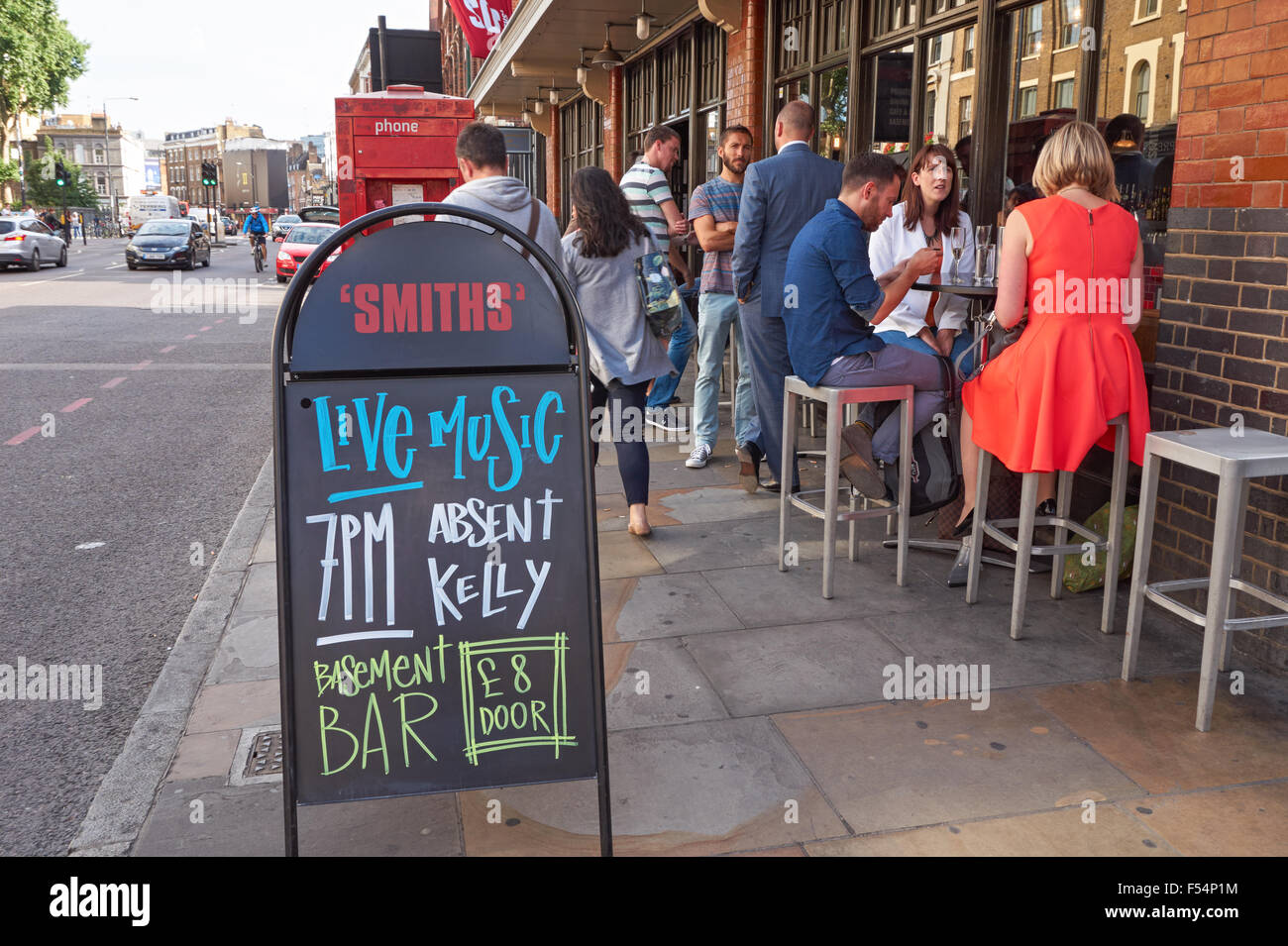 La gente seduta al di fuori di un pub in Shoreditch, Londra England Regno Unito Regno Unito Foto Stock