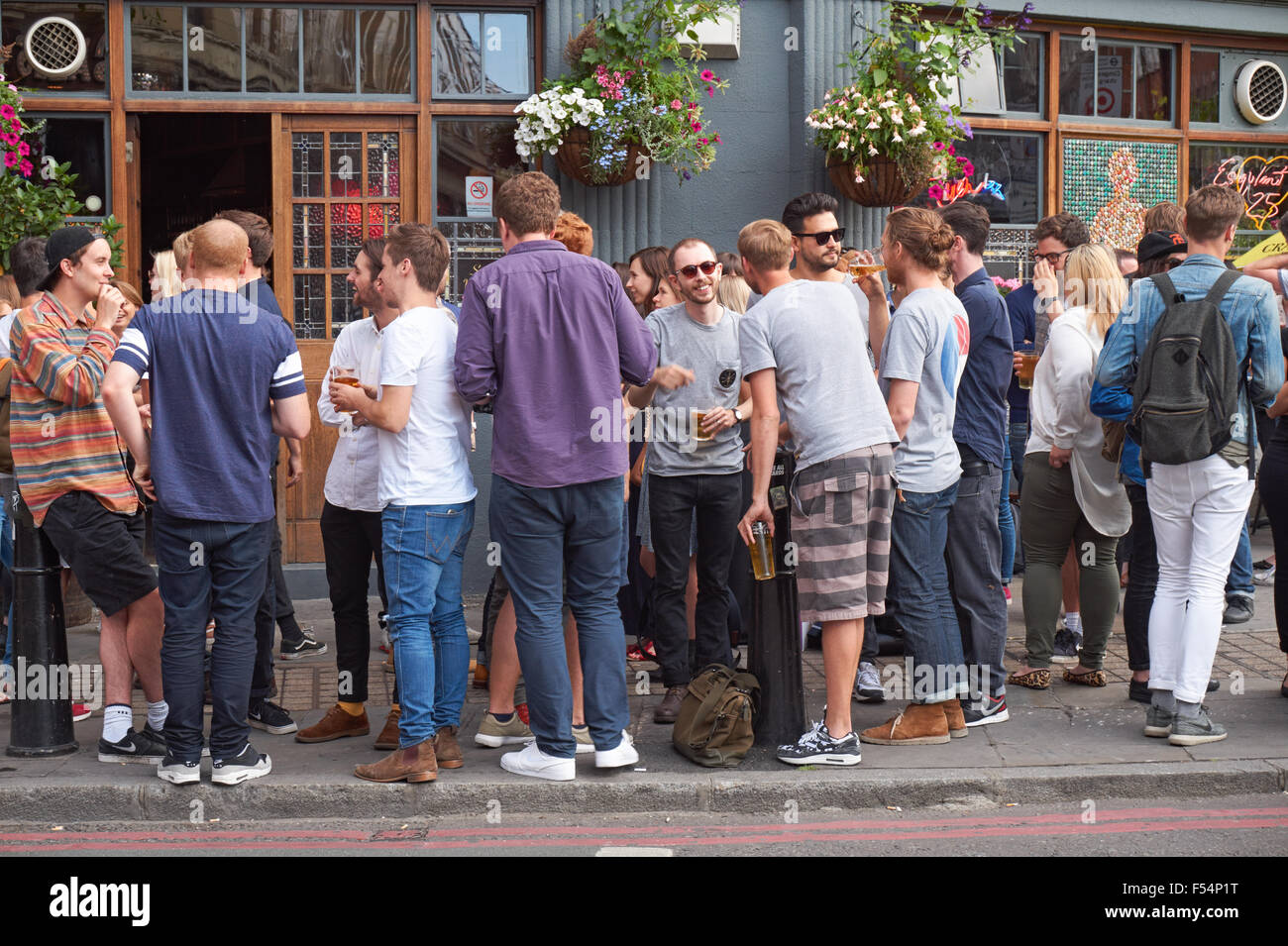 I giovani di bere al di fuori il cuore d'oro pub in Shoreditch, Londra England Regno Unito Regno Unito Foto Stock