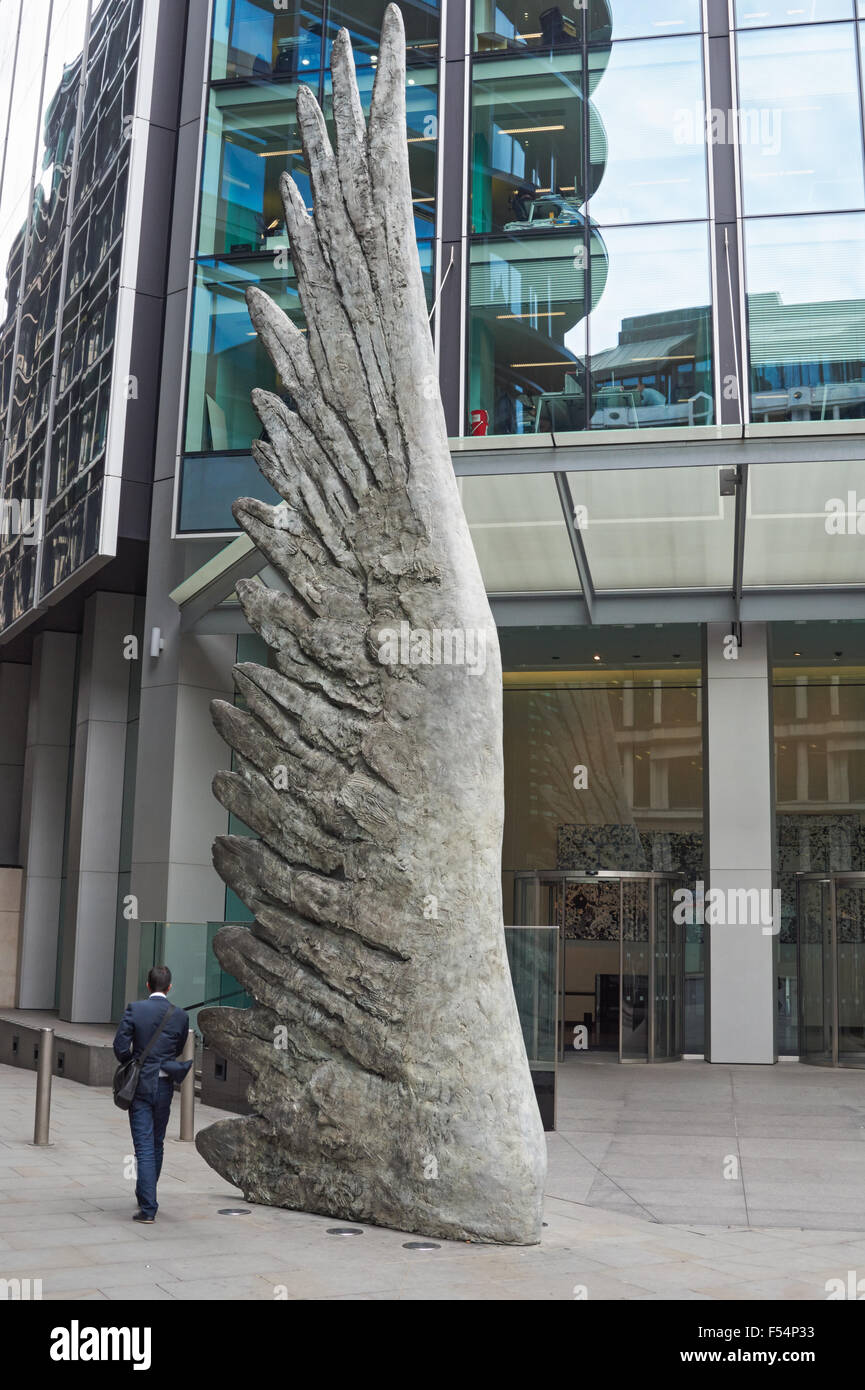 L'ala della città scultura in bronzo di Christopher Le Brun in Old Broad Street, Londra England Regno Unito Regno Unito Foto Stock