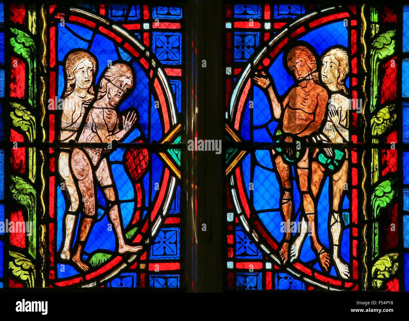 Vetrata raffigurante Adamo ed Eva nella cattedrale di Tours, Francia. Foto Stock