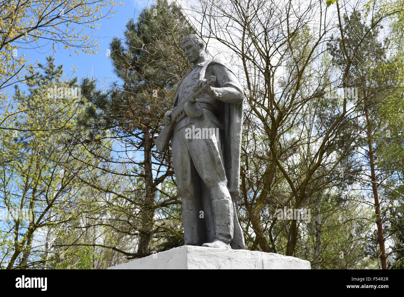 Antica statua di Lenin si affaccia dalle boccole Foto Stock