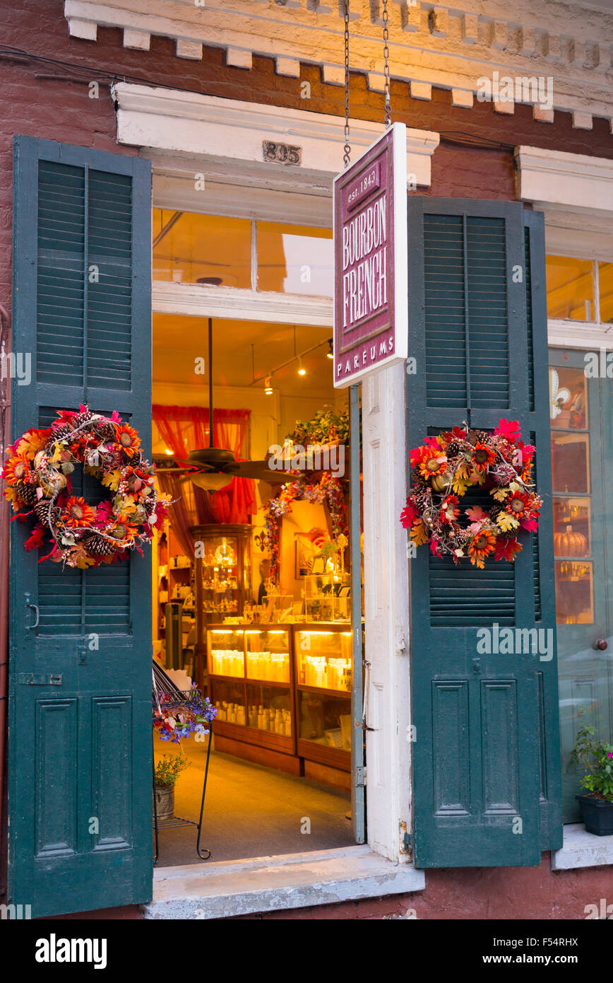 Borbone Francese vetrina con profumo di regali e souvenir in Royal Street, Quartiere Francese, New Orleans, STATI UNITI D'AMERICA Foto Stock