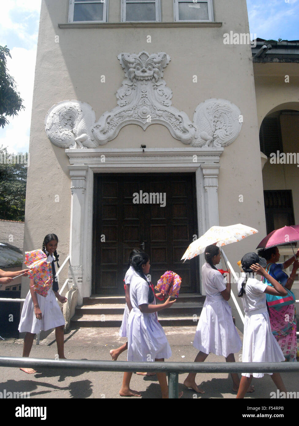 Scolari a piedi il tempio del Dente a Kandy, Sri Lanka. No signor Foto Stock