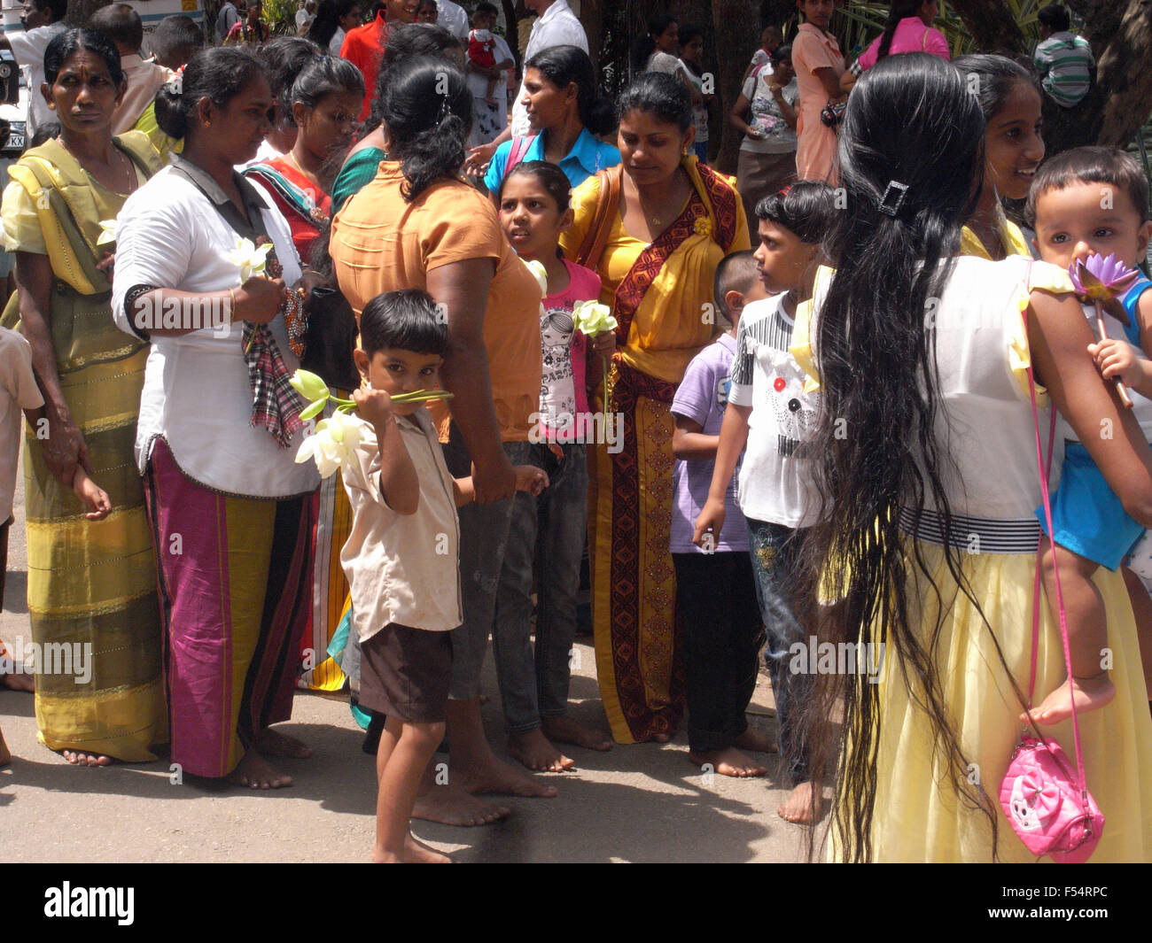 Le persone in attesa di entrare nel tempio del Dente, Kandy, Sri Lanka. No signor Foto Stock