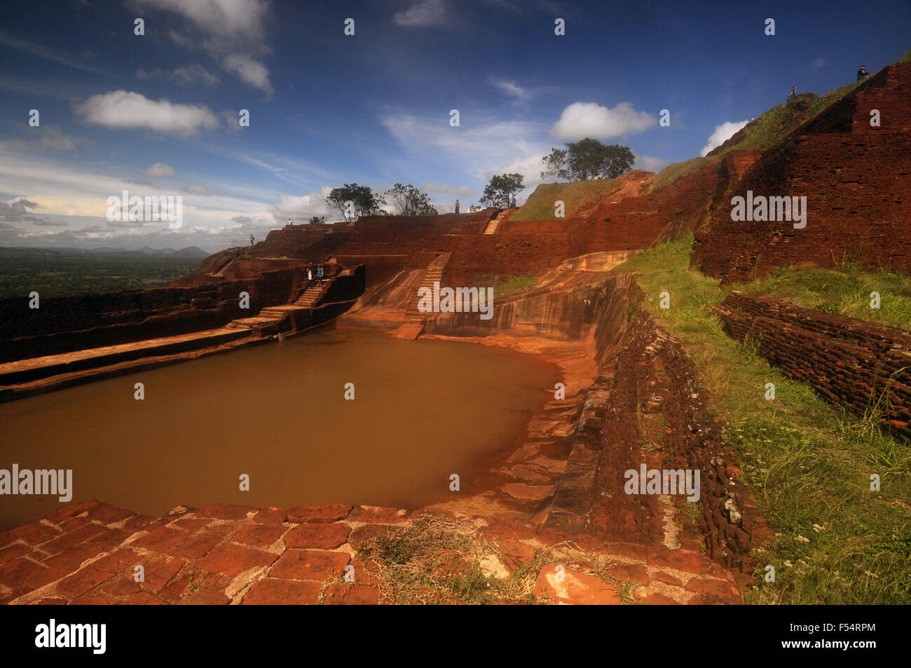 Rovine con spettacolare vista dalla sommità della Roccia di Sigiriya, Sri Lanka Foto Stock