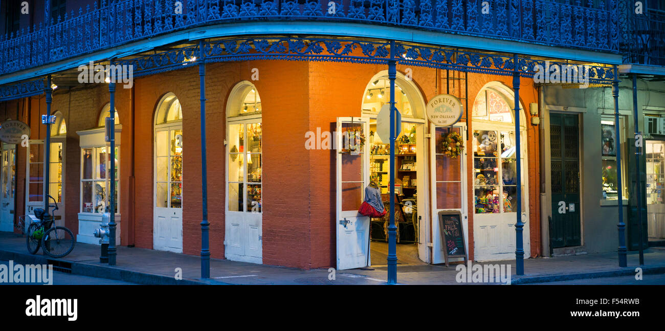 Forever New Orleans negozio di vendita voodoo e altri doni, angolo del Royal e St Peter Street, Quartiere Francese, New Orleans, STATI UNITI D'AMERICA Foto Stock