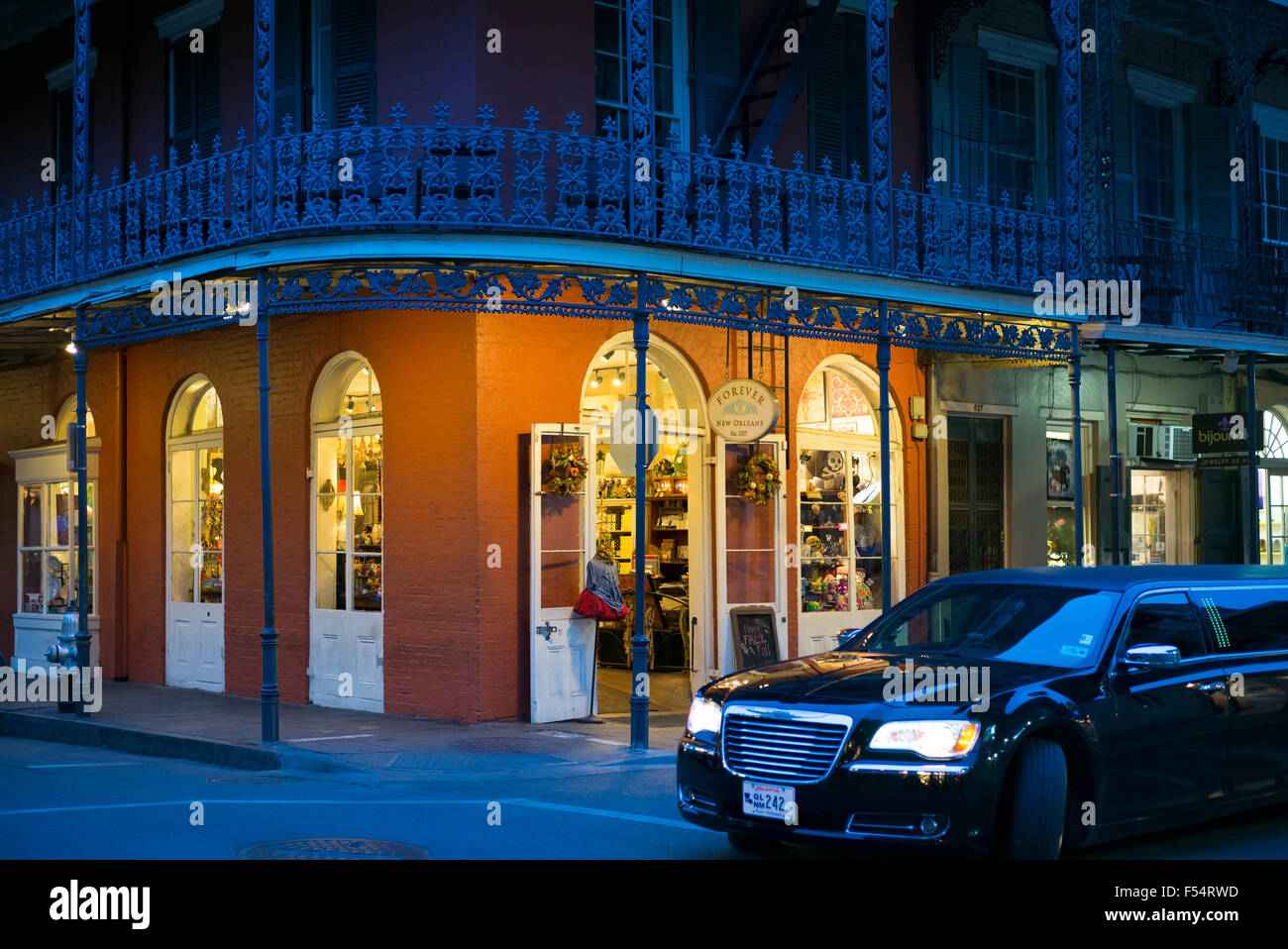 Forever New Orleans negozio di vendita voodoo e altri doni, angolo del Royal e St Peter Street, Quartiere Francese, New Orleans, STATI UNITI D'AMERICA Foto Stock