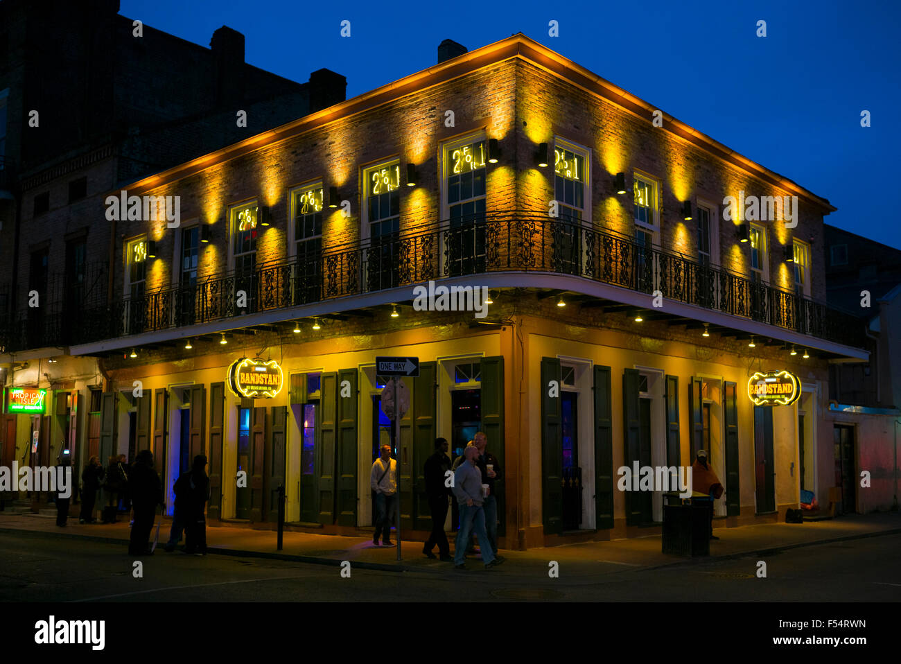 Palco per spettacoli live blues club nella famosa Bourbon Street nel Quartiere Francese di New Orleans, STATI UNITI D'AMERICA Foto Stock