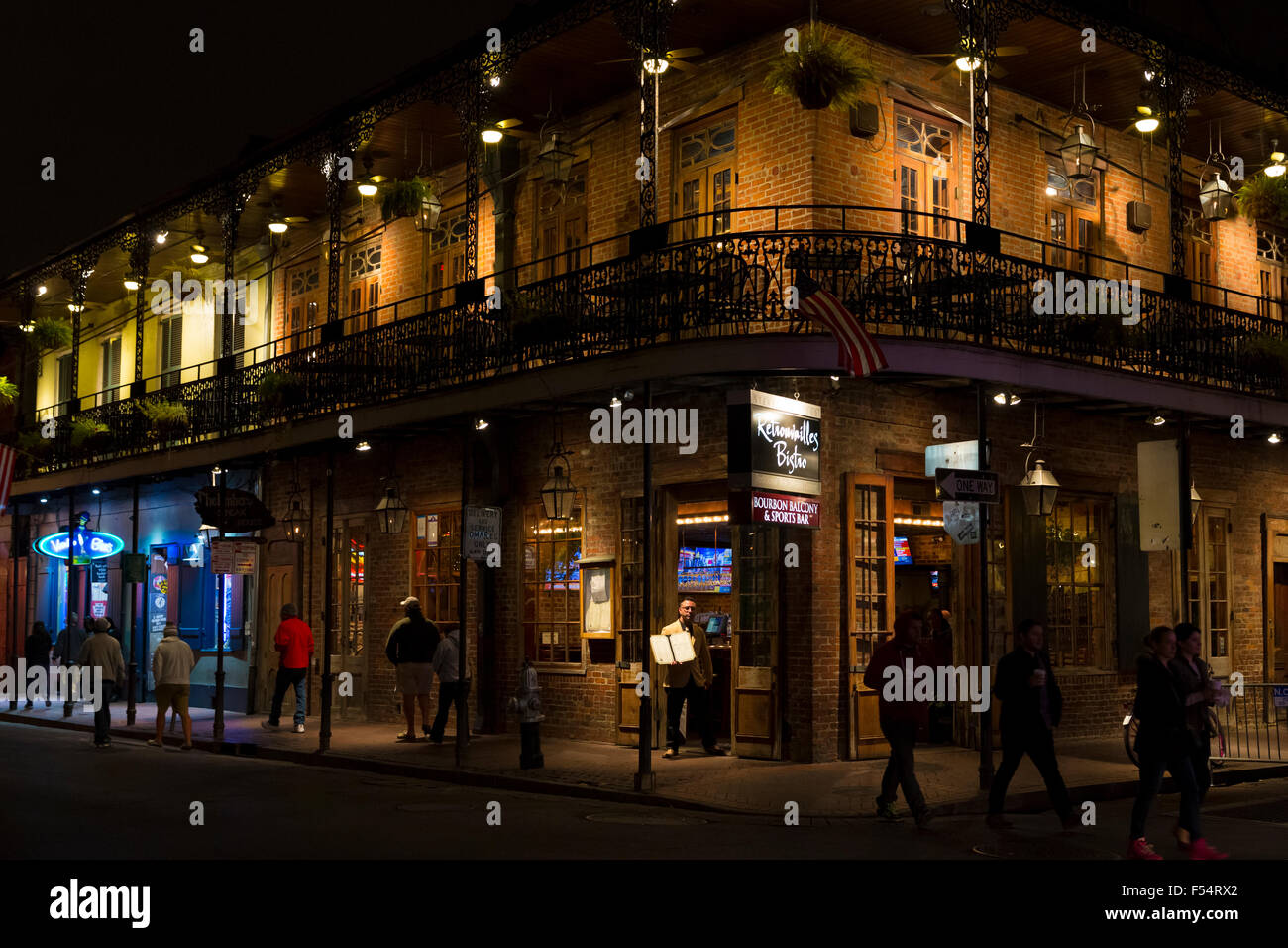 Scena di strada e Bistro Retrouvailles nella famosa Bourbon Street nel Quartiere Francese di New Orleans, STATI UNITI D'AMERICA Foto Stock