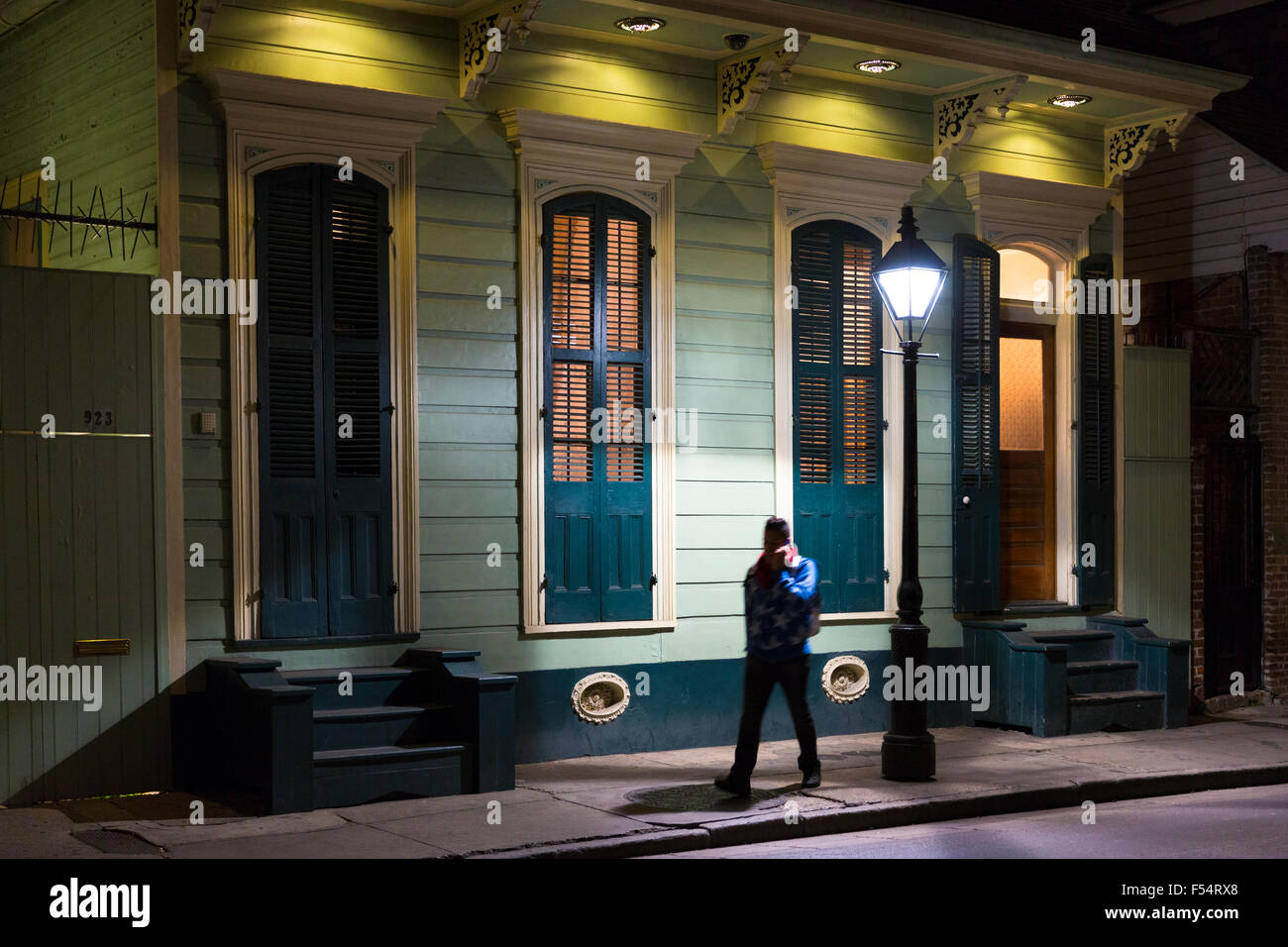 L'uomo cammina nel quartiere residenziale su Bourbon Street nel Quartiere Francese di New Orleans, in Louisiana, Stati Uniti d'America Foto Stock