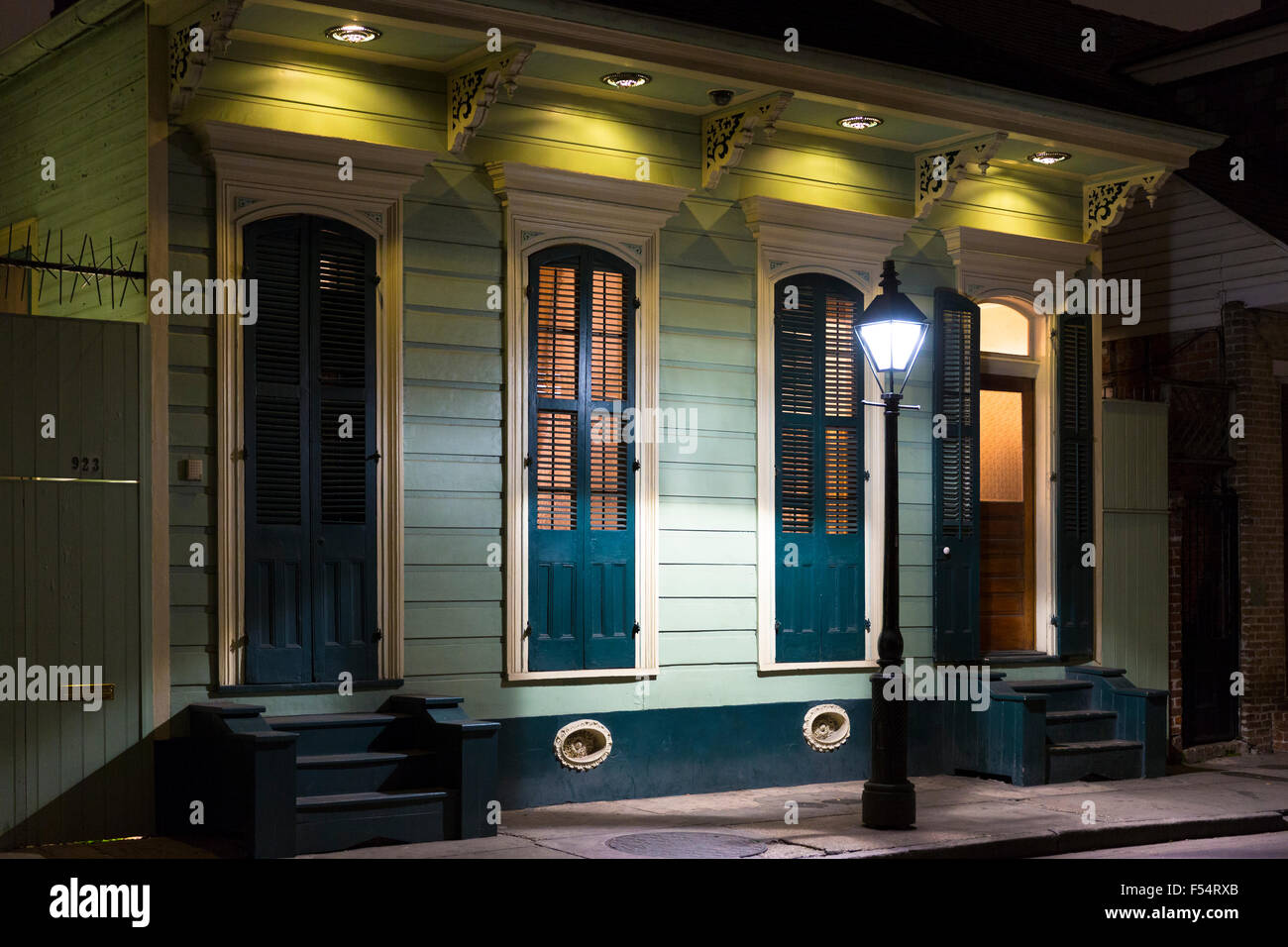 Quartiere residenziale e pittoresca strada lampada su Bourbon Street nel Quartiere Francese di New Orleans, in Louisiana, Stati Uniti d'America Foto Stock