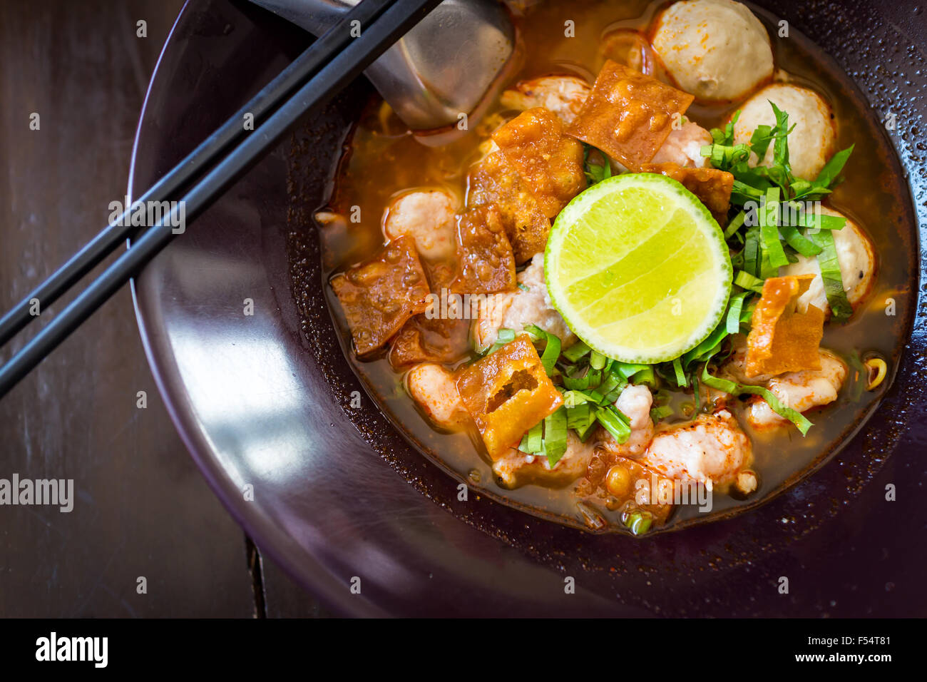 Thai piccante tagliatelle tom yum zuppa con carne di maiale e di limone topping sul cibo di strada in Thailandia Foto Stock