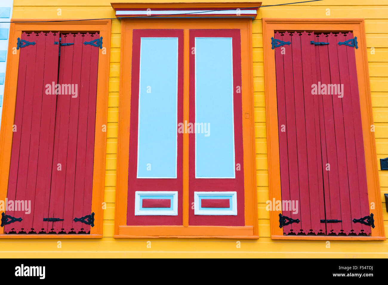 Tradizionale colore brillante clapboard cottage creolo home in Faubourg Marigny distretto storico di New Orleans, STATI UNITI D'AMERICA Foto Stock