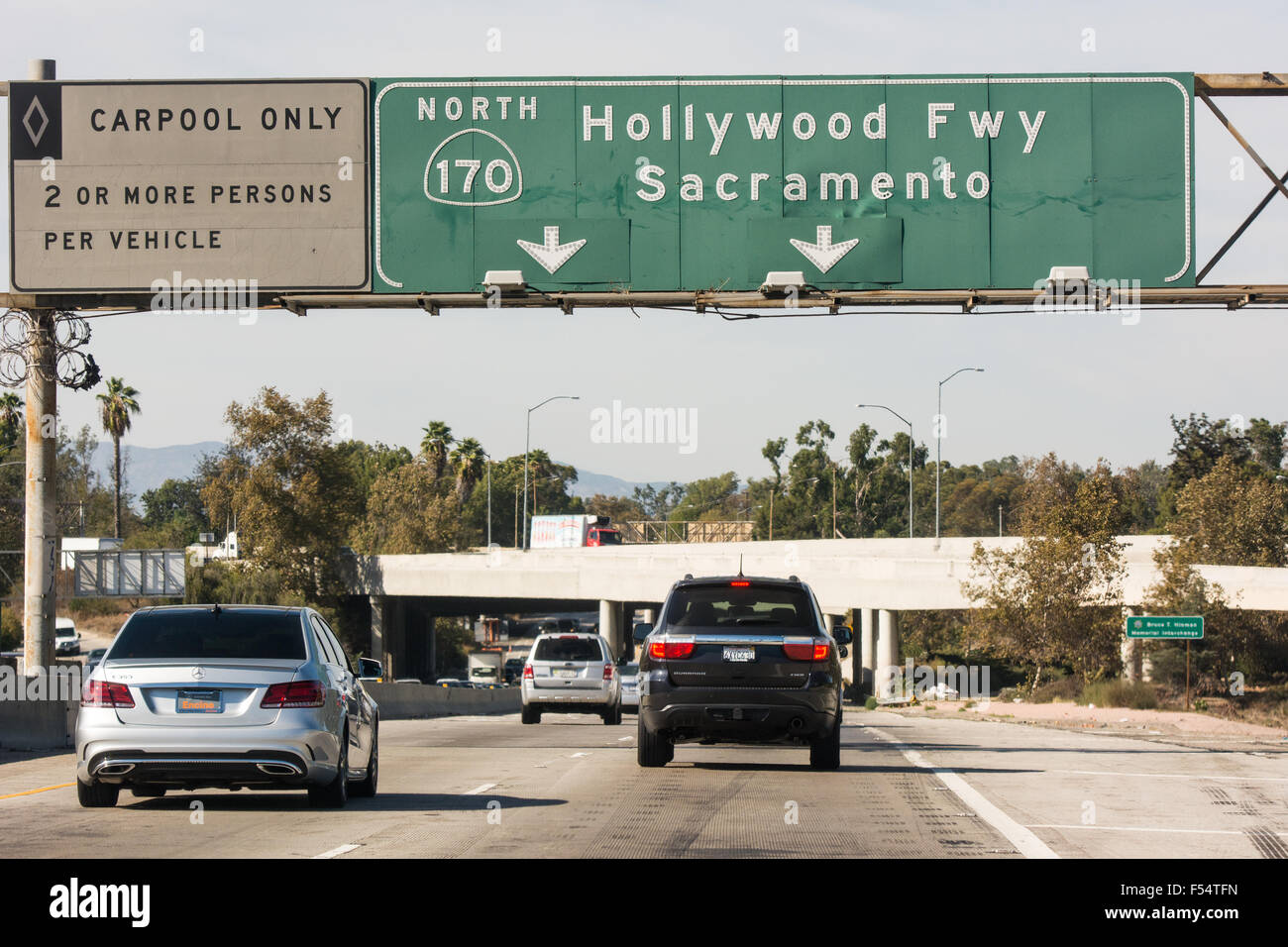 Cartello stradale sulla superstrada 101 con vetture in California per Hollywood Freeway e Sacramento Foto Stock