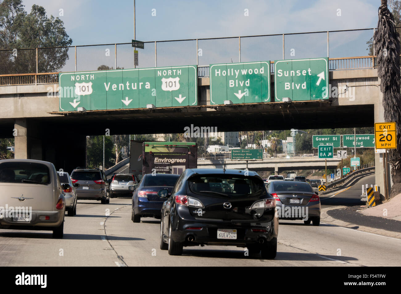 Il traffico e la segnaletica stradale per ventura, Hollywood Boulevard e Sunset Boulevard sulla superstrada 101 vicino a Los Angeles, California, Stati Uniti d'America Foto Stock