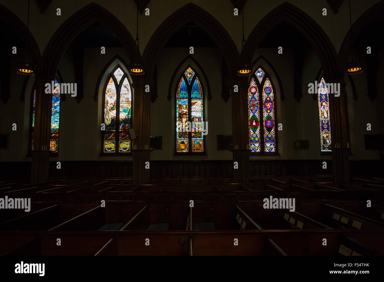 Interno della chiesa la macchia finestre in vetro Foto Stock
