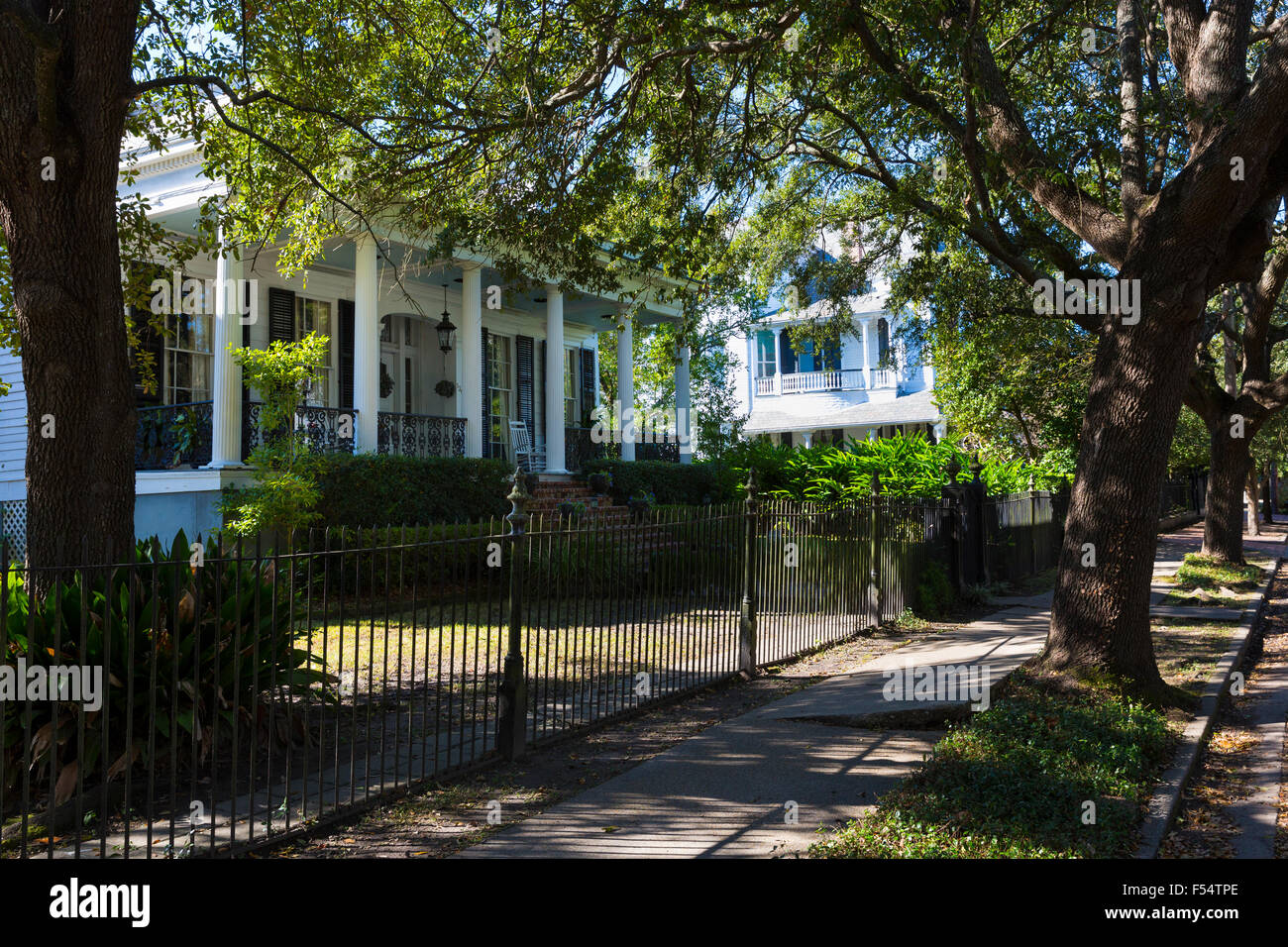 Il tradizionale grand mansion house con il ferro battuto nel Garden District di New Orleans, in Louisiana, Stati Uniti d'America Foto Stock