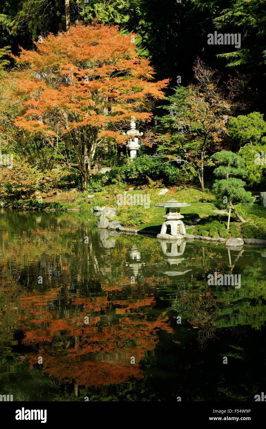 Laghetto e lanterne in pietra giapponese a Nitobe Memorial Garden, University of British Columbia, Vancouver, Canada Foto Stock