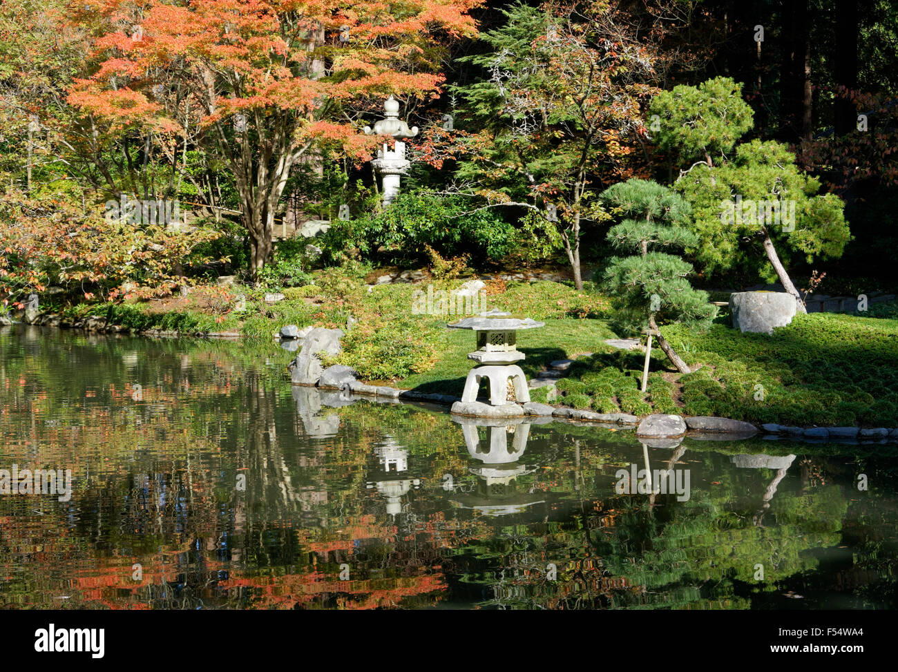 Laghetto e lanterne in pietra giapponese a Nitobe Memorial Garden, University of British Columbia, Vancouver, Canada Foto Stock