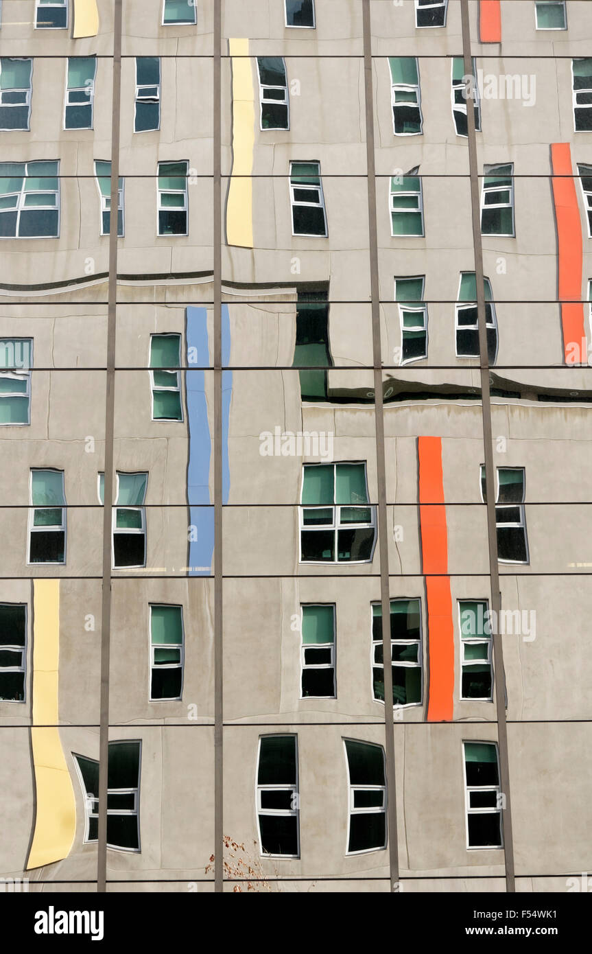 Gordon e Leslie Diamond Centro Sanitario riflesso in una vetrata finestra di vetro, Vancouver General Hospital, BC, Canada Foto Stock