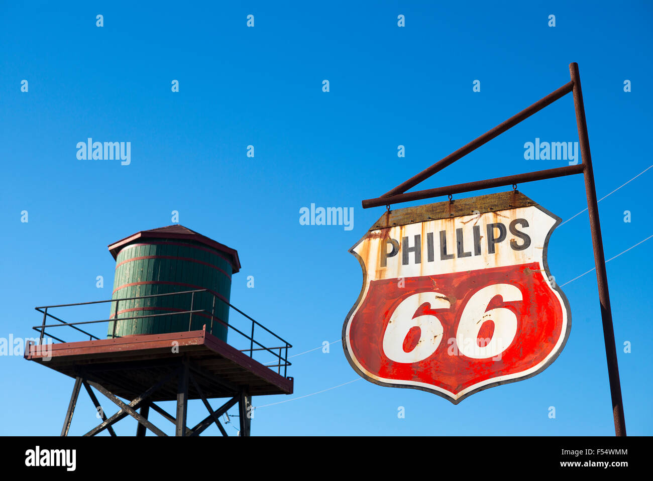 Vecchio arrugginito Phillips 66 insegna e water tower in Louisiana, Stati Uniti d'America Foto Stock