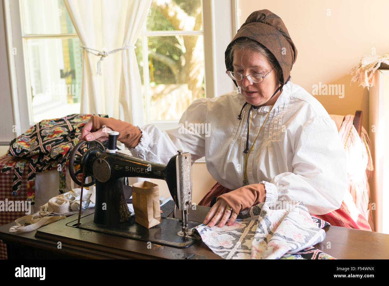 Artigiano con la macchina da cucire a Vermilionville del museo di storia dell'Acadian, Creola, culture dei Nativi Americani, Louisiana, Stati Uniti d'America Foto Stock