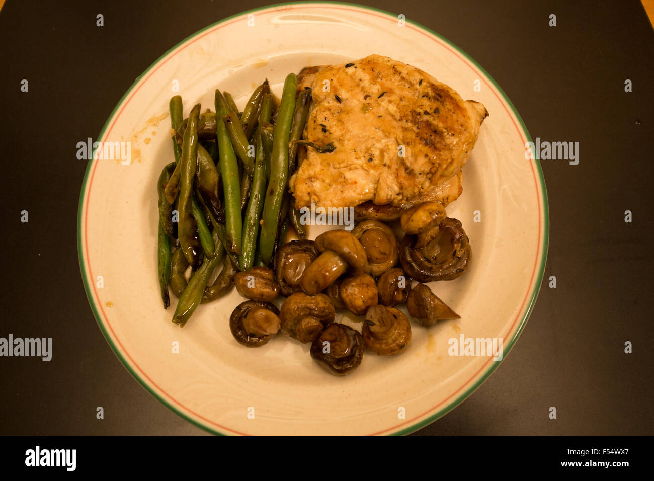 Pollo alla griglia verde fagiolo fungo Foto Stock