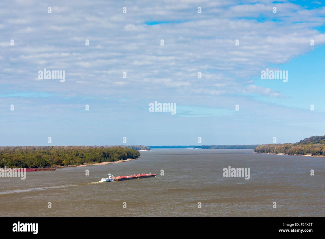 La Mississippi River Barge lavorando come bulk carrier trasporta un carico a Natchez, STATI UNITI D'AMERICA Foto Stock
