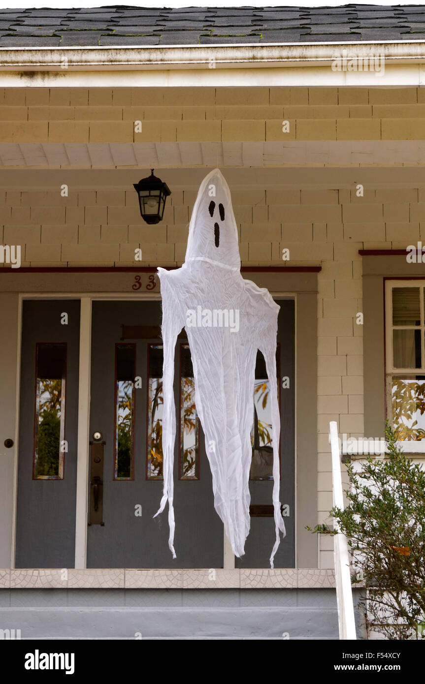 Bianco fantasma di Halloween appeso in entrata di una casa, Vancouver, BC, Canada Foto Stock