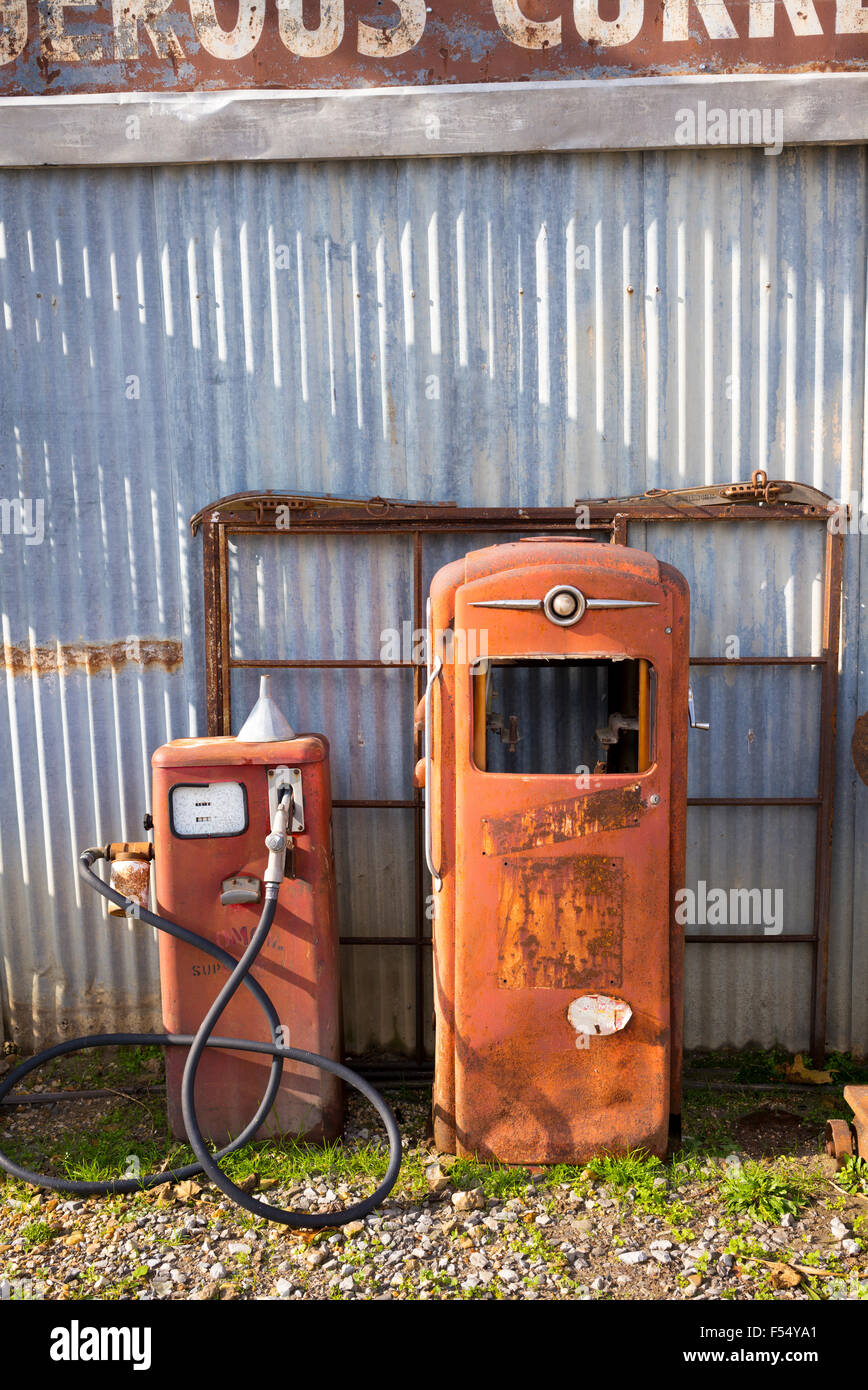 Vecchie pompe di benzina presso la baracca fino Inn cotone mezzadri hotel a tema, Clarksdale, Mississippi, STATI UNITI D'AMERICA Foto Stock