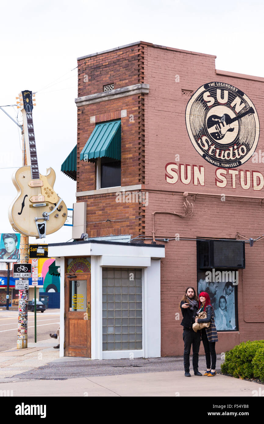 Selfie a Sun Studio, luogo di nascita del rock and roll, stelle Elvis Presley, Johnny Cash, Jerry Lee Lewis e Carl Perkins, Memphis, Stati Uniti d'America Foto Stock