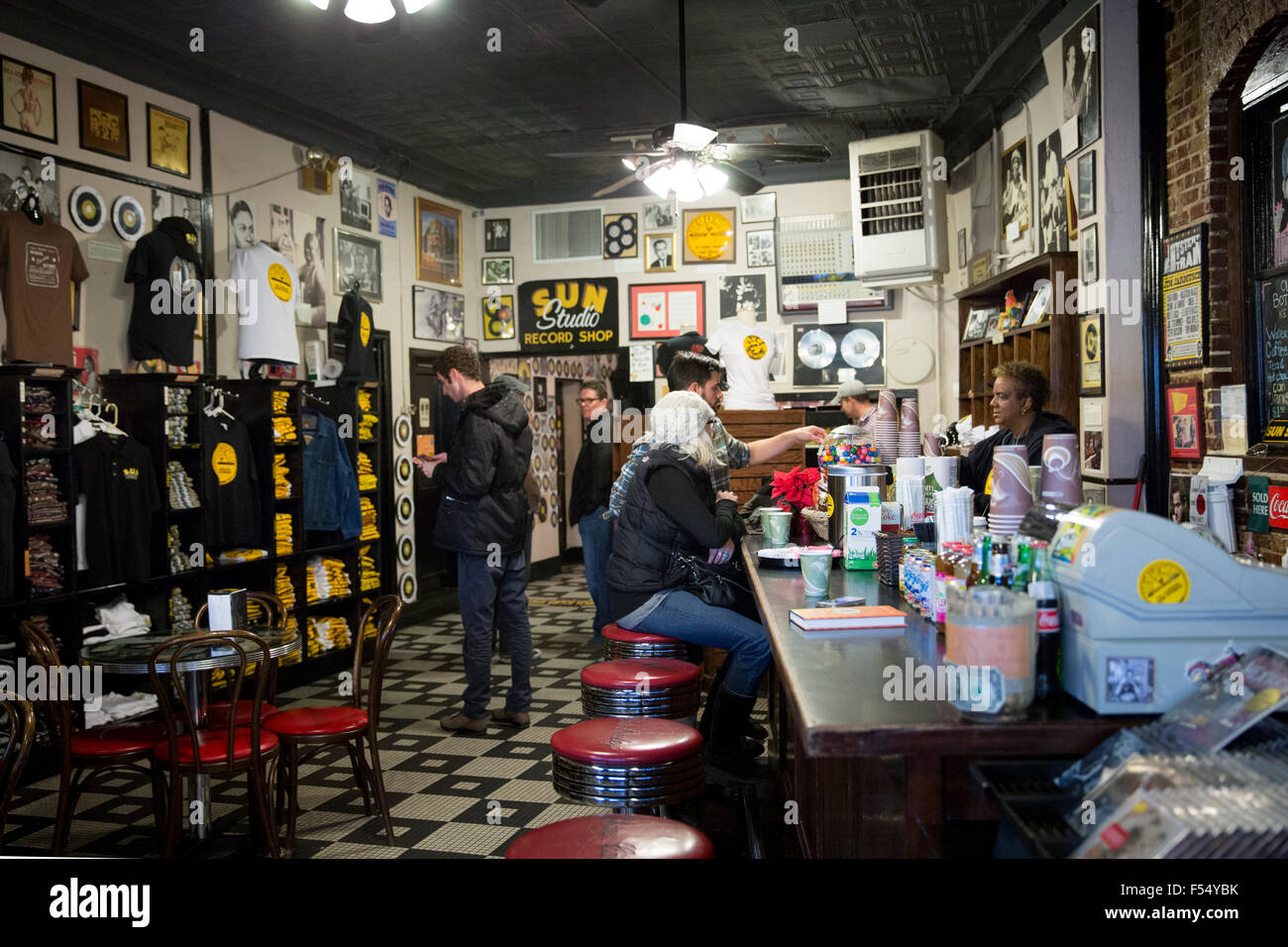 Negozio di articoli da regalo caffetteria presso Sun Studio luogo di nascita del rock and roll stelle Elvis Presley, Johnny Cash, Jerry Lee Lewis, Memphis, Stati Uniti d'America Foto Stock