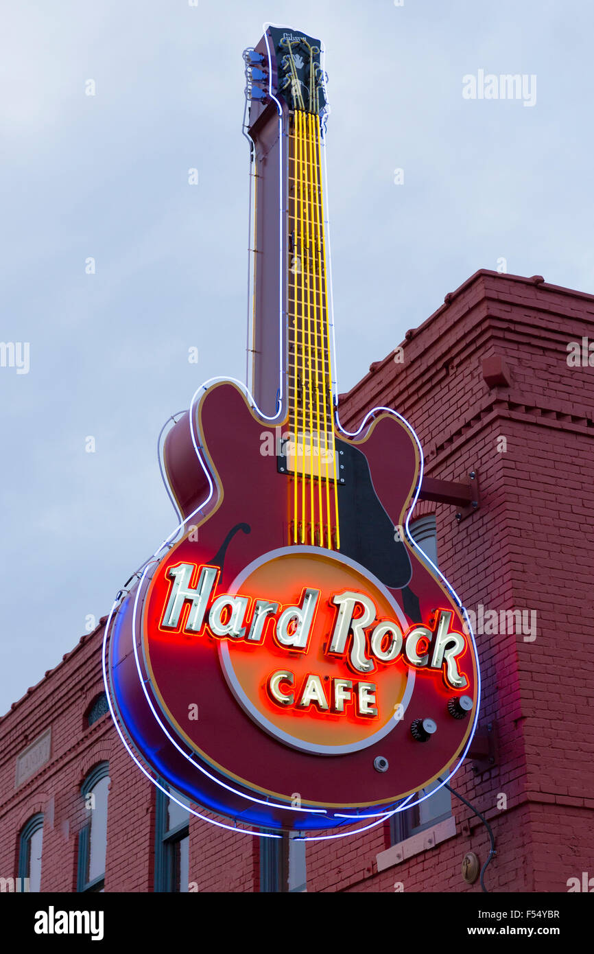Insegna al neon per Hard Rock Cafe nel famoso quartiere dei divertimenti di Beale Street di Memphis, Tennessee, Stati Uniti d'America Foto Stock