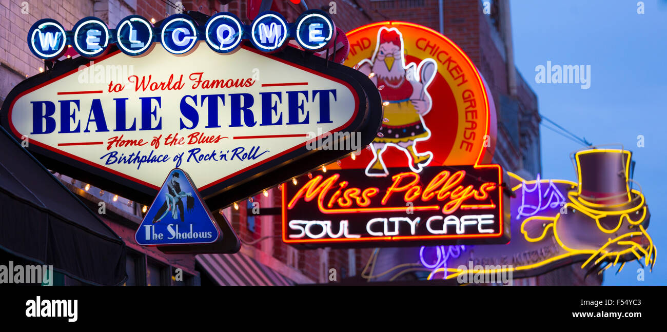 Diners, spettacoli musicali nel leggendario quartiere dei divertimenti di Beale Street famosa per il Rock and Roll e Blues, Memphis, Tennessee, Stati Uniti d'America Foto Stock