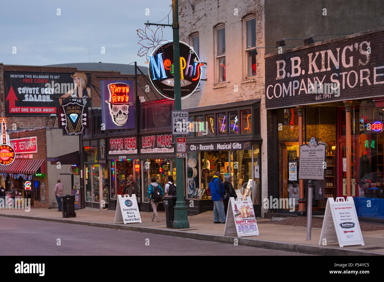 BB King's Company Store e i locali musicali nel leggendario quartiere dei divertimenti di Beale Street di Memphis, Tennessee, Stati Uniti d'America Foto Stock
