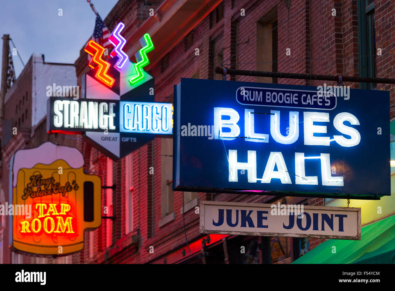 Segno per Blues Hall JUKe Joint venue nel leggendario quartiere dei divertimenti di Beale Street famosa per il Rock and Roll e Blues Foto Stock
