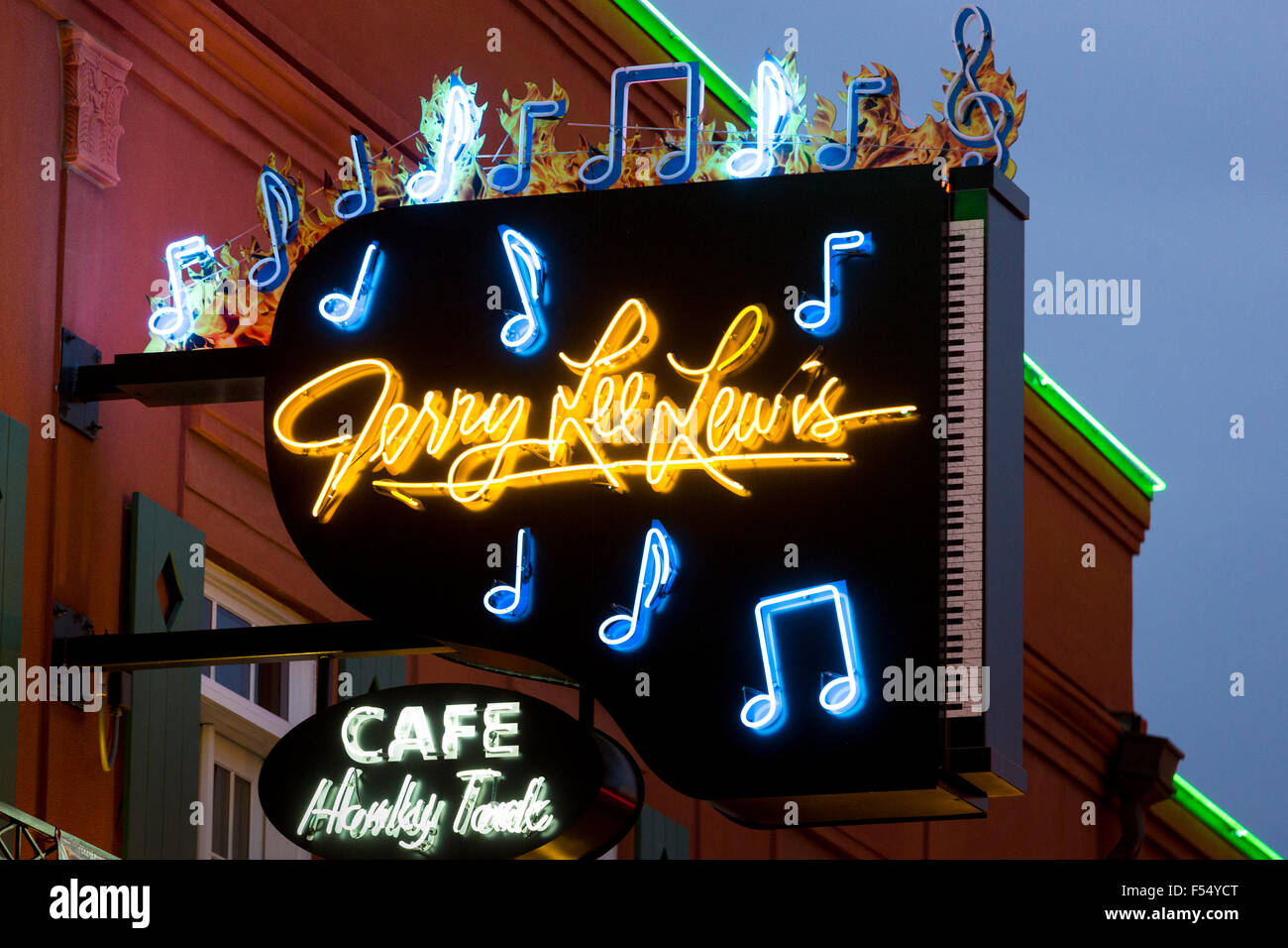 Segno per Jerry Lee Lewis cafe venue nel leggendario quartiere dei divertimenti di Beale Street famosa per il Rock and Roll e Blues Foto Stock